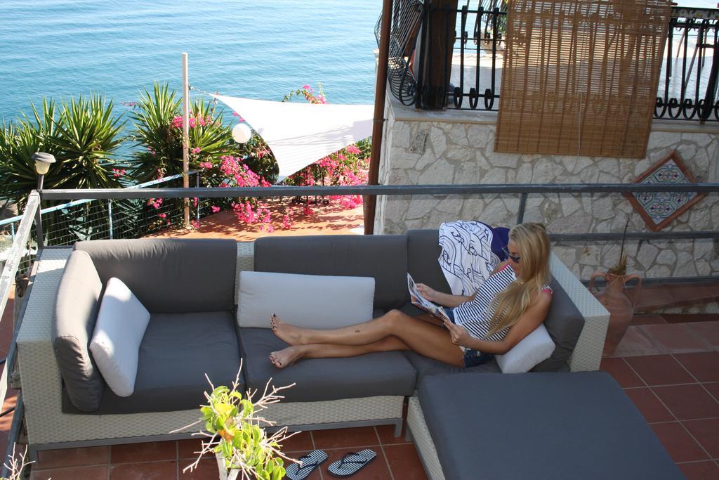 Camere & Case Vacanze Lo Scoglio كاسيل دي توسا المظهر الخارجي الصورة
