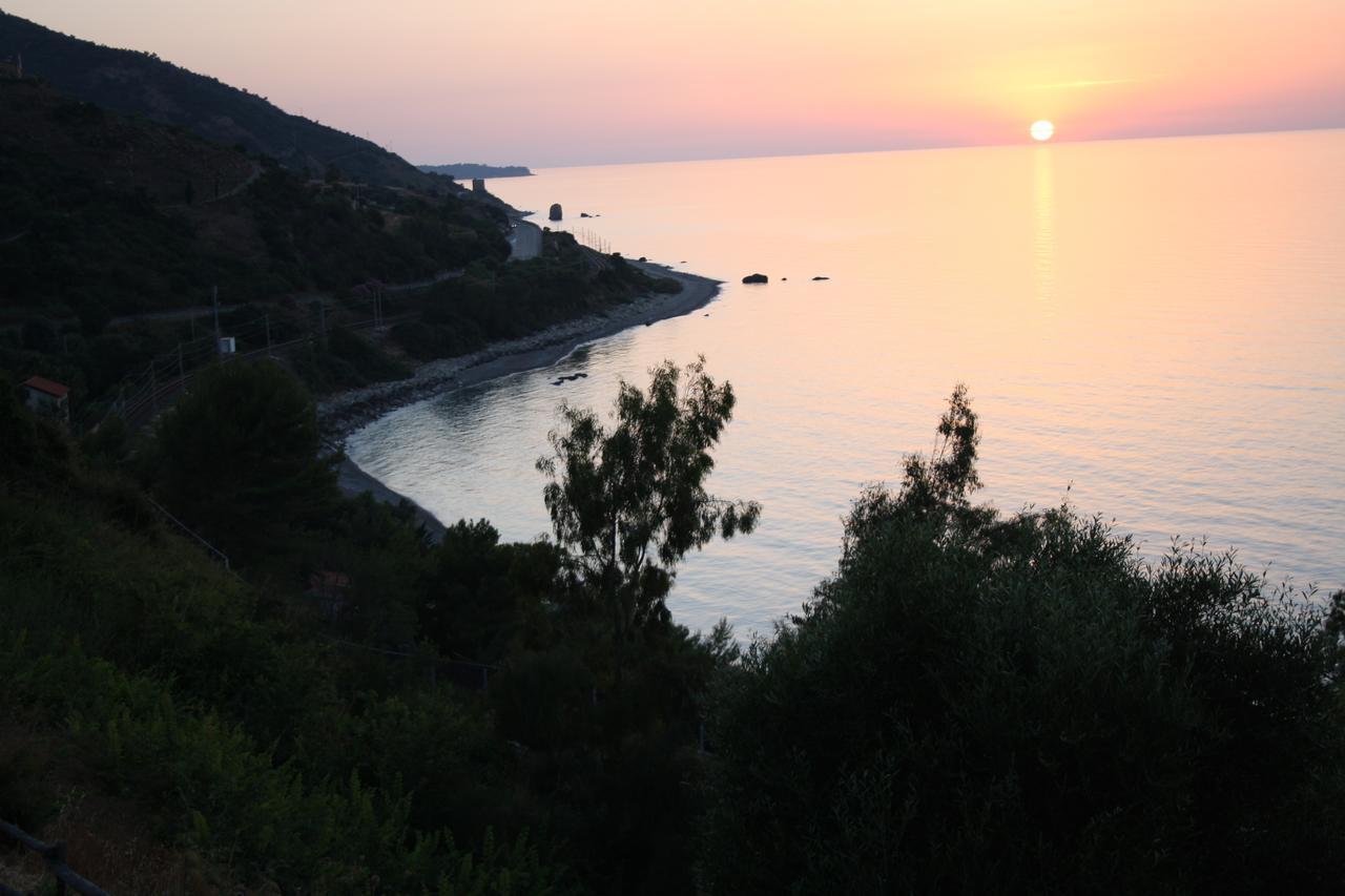 Camere & Case Vacanze Lo Scoglio كاسيل دي توسا المظهر الخارجي الصورة