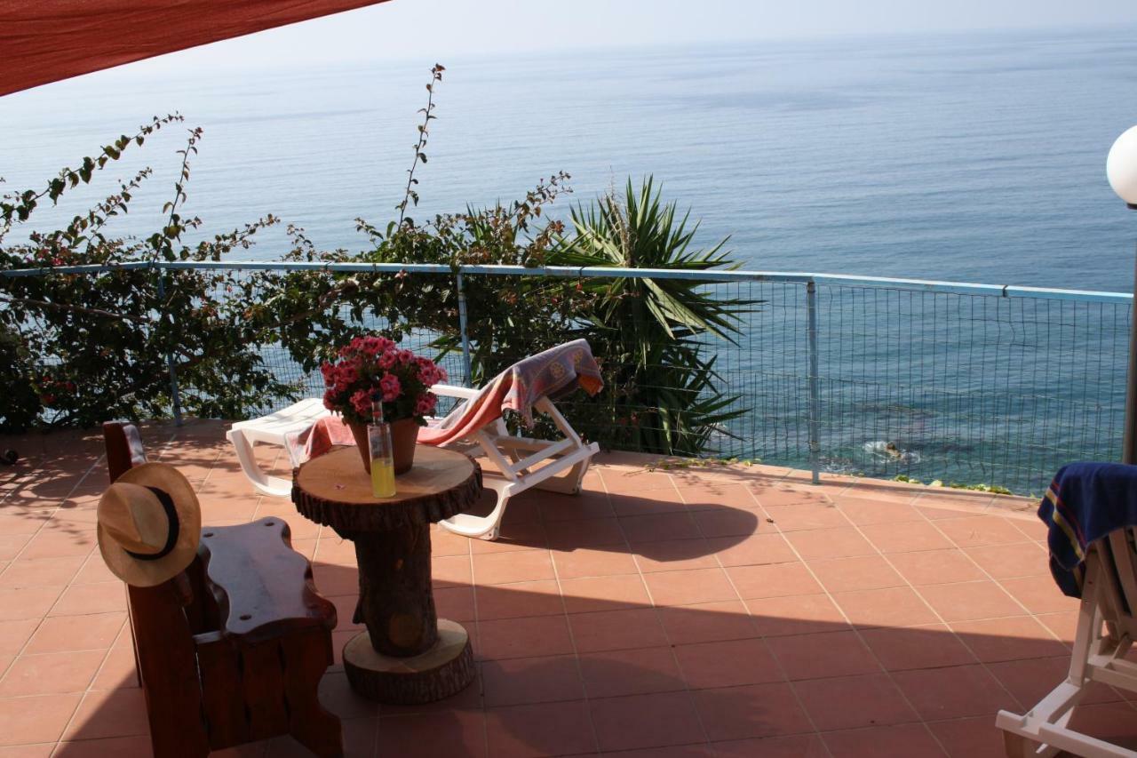 Camere & Case Vacanze Lo Scoglio كاسيل دي توسا المظهر الخارجي الصورة